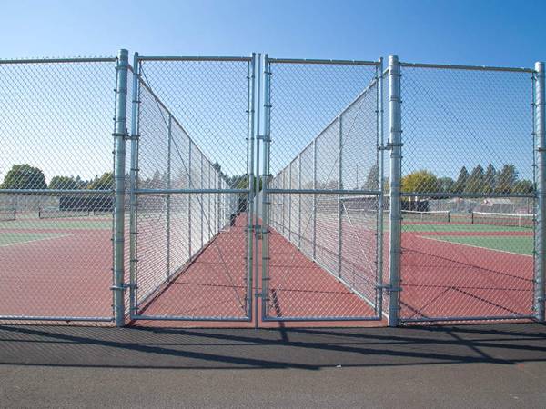 Ocynkowane ogrodzenie z ogniwa łańcucha na boisko sportowe