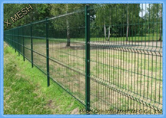 Zakrzywiony metalowy ogrodzenie ze stali pokrytej trójkątnym PCV do ochrony obszaru