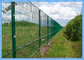 Zakrzywiony metalowy ogrodzenie ze stali pokrytej trójkątnym PCV do ochrony obszaru