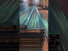 Ząbkowana krata z metalowych desek o dużej wytrzymałości S235 do chodników