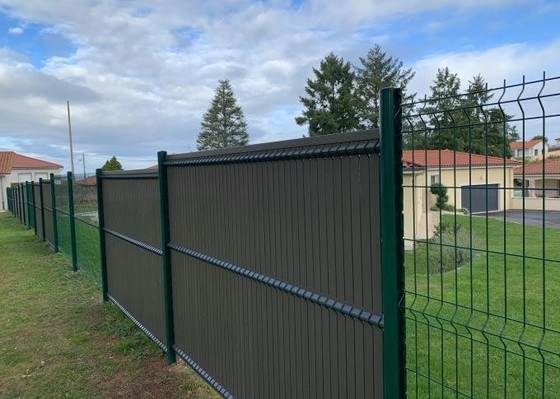 3d Zakrzywiony panel Ogrodzenie ogrodowe z siatki drucianej o wysokości 1,8 m z plastikową listwą PCV Uv