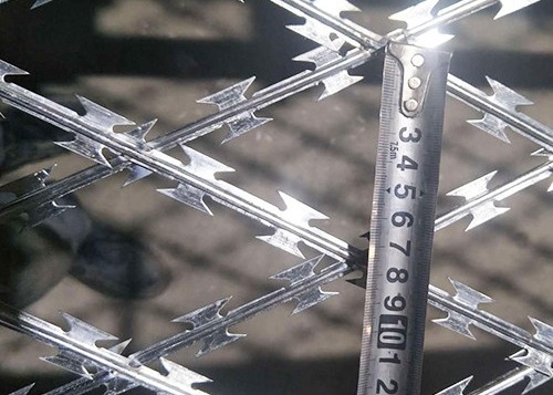 Ocynkowany drut kolczasty z ostrzami na gorąco do więzienia chroniącego ogrodzenie