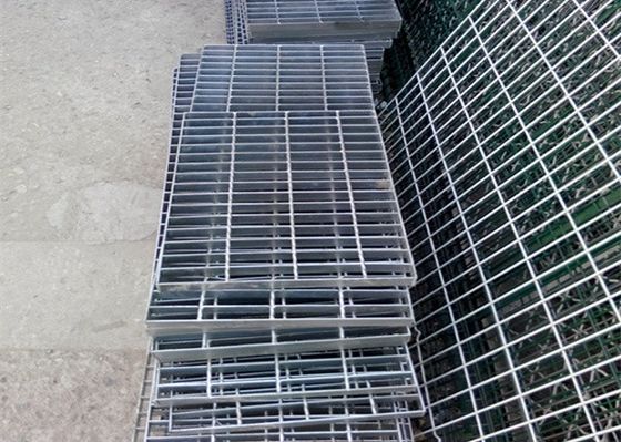 Materiał budowlany Przemysłowe chodniki Stalowe kratki z prętem ciepłym DIP Galwanizowana platforma Stalowe kratki