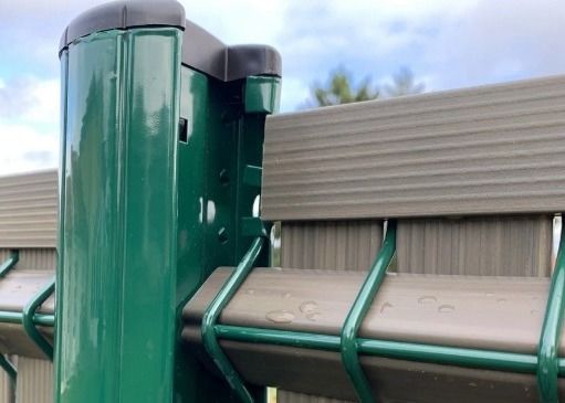 Dekoracja zewnętrzna 4 stóp zakrzywiony płot metalowy powlekany Pvc