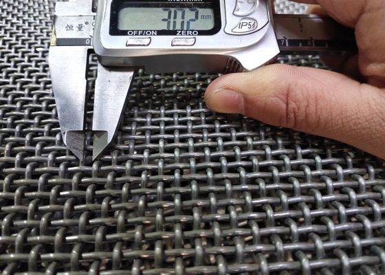 Ekran wibracyjny z drutu karbowanego 65 mm z piaskiem 1,5 m x 1,95 m