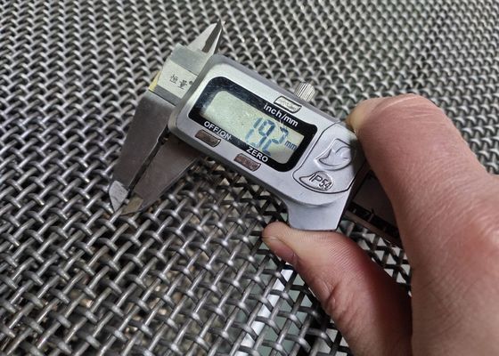 Ekran wibracyjny z drutu karbowanego 65 mm z piaskiem 1,5 m x 1,95 m