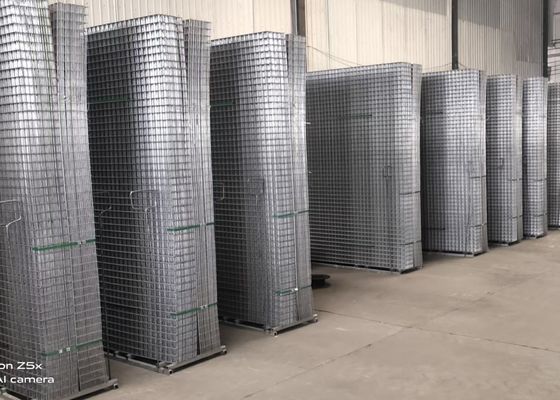 Panel z drutu ocynkowanego o standardowym rozmiarze 2 x 2 cale o szerokości 2,2 m