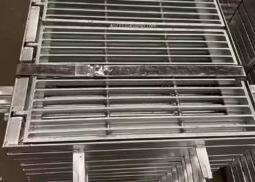 Podstawa chodnika Materiał metalowy Gorący DIP Galwanizowany Żuraw zęba stalowy Rączko do chodzenia
