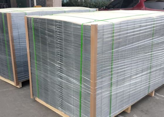 Panel z drutu ocynkowanego o standardowym rozmiarze 2 x 2 cale o szerokości 2,2 m