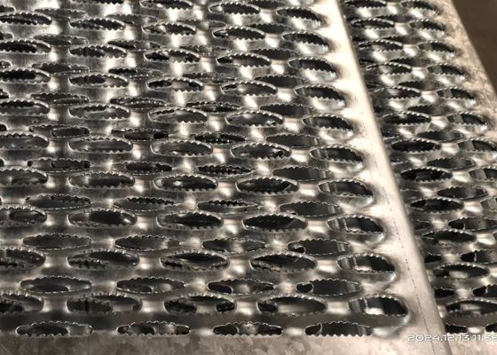 Trakcja Aluminiowy pręt Stopnie schodowe ze stali ocynkowanej, perforowane bieżniki z uchwytem