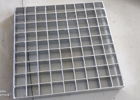 Prasa zamknięta Ocynkowana stalowa krata Siatka cięto-ciągniona 40 x 100 mm podziałki