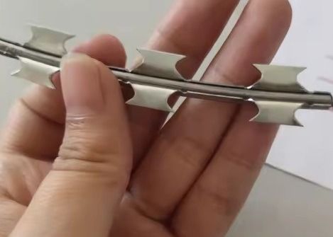 Bto-22 Gorąco zanurzony galwanizowany płot z drutu brzytwego