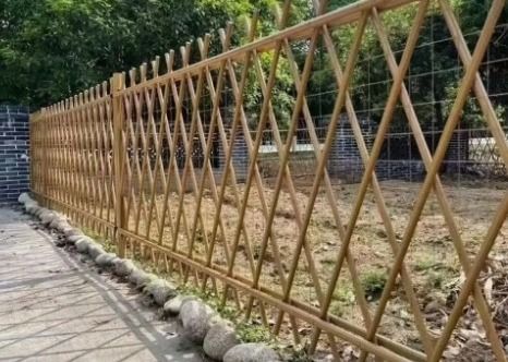 Żelazne / Galwanizowane Sztuczne / Imitacja Bamboo Ogrodzenie W Żółtym Z Kształtem Trójkąta Dziury