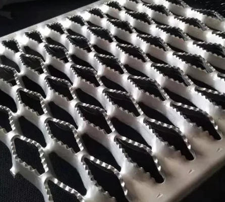 Antypoślizgowa krata/perforowana ze stali nierdzewnej do schodów Grip Strut na platformy i chodniki