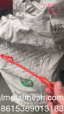 Czerwone plastikowe zaciski, które przechodzą pomiędzy drutem i drutem