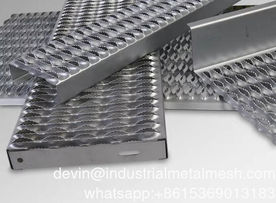 Ciężko odporny na korozję Krokodyl usta Perforated bezpieczeństwo uchwytu Strut spawany anti-skid kratki do rafinerii ropy naftowej / energii