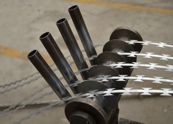 Concertina Razor Wire tworzy barierę bezpieczeństwa w celu ochrony własności