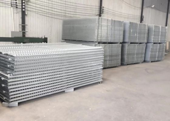 3D 3V Malowanie proszkowe Zakrzywiona metalowa siatka spawana z drutu spawanego o szerokości 2,5 metra