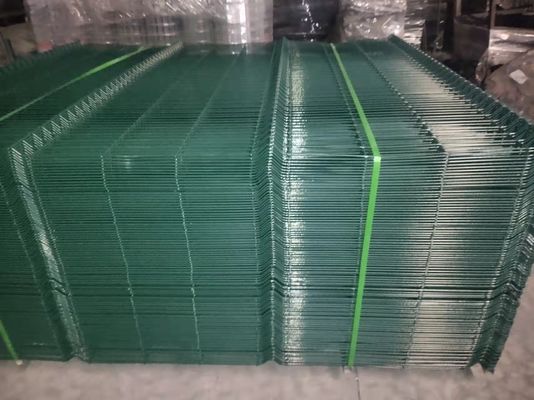 Proste słupki malowane proszkowo zakrzywione metalowe panele ogrodzeniowe Trójkątna siatka druciana