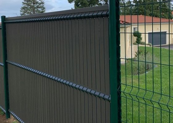Współczesny płot z zakrzywionym drutem o wymiarach 55x200 mm łatwo montowany