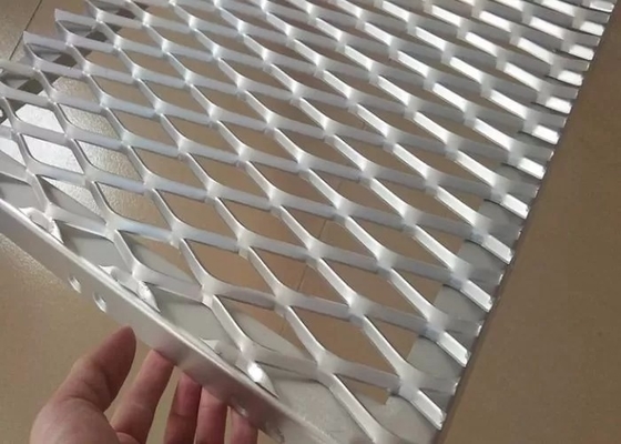Malowana proszkowo dekoracja domowa Aluminiowa siatka cięto-ciągniona do elewacji budynku