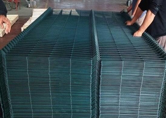 Odporność na korozję 3d zakrzywione druciane ogrodzenie Metalowa rama z brzoskwiniowym słupkiem